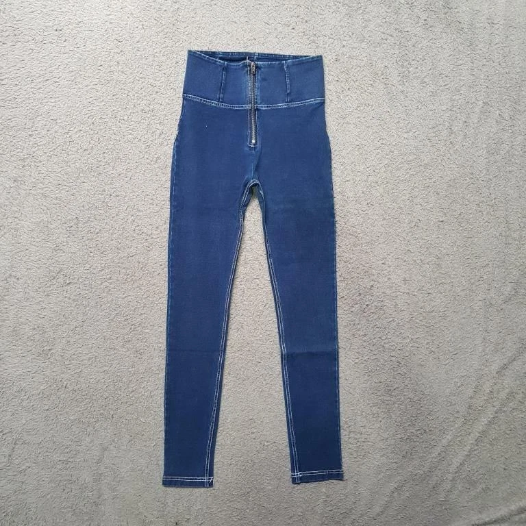 Dark blue jeans deals with white stitching