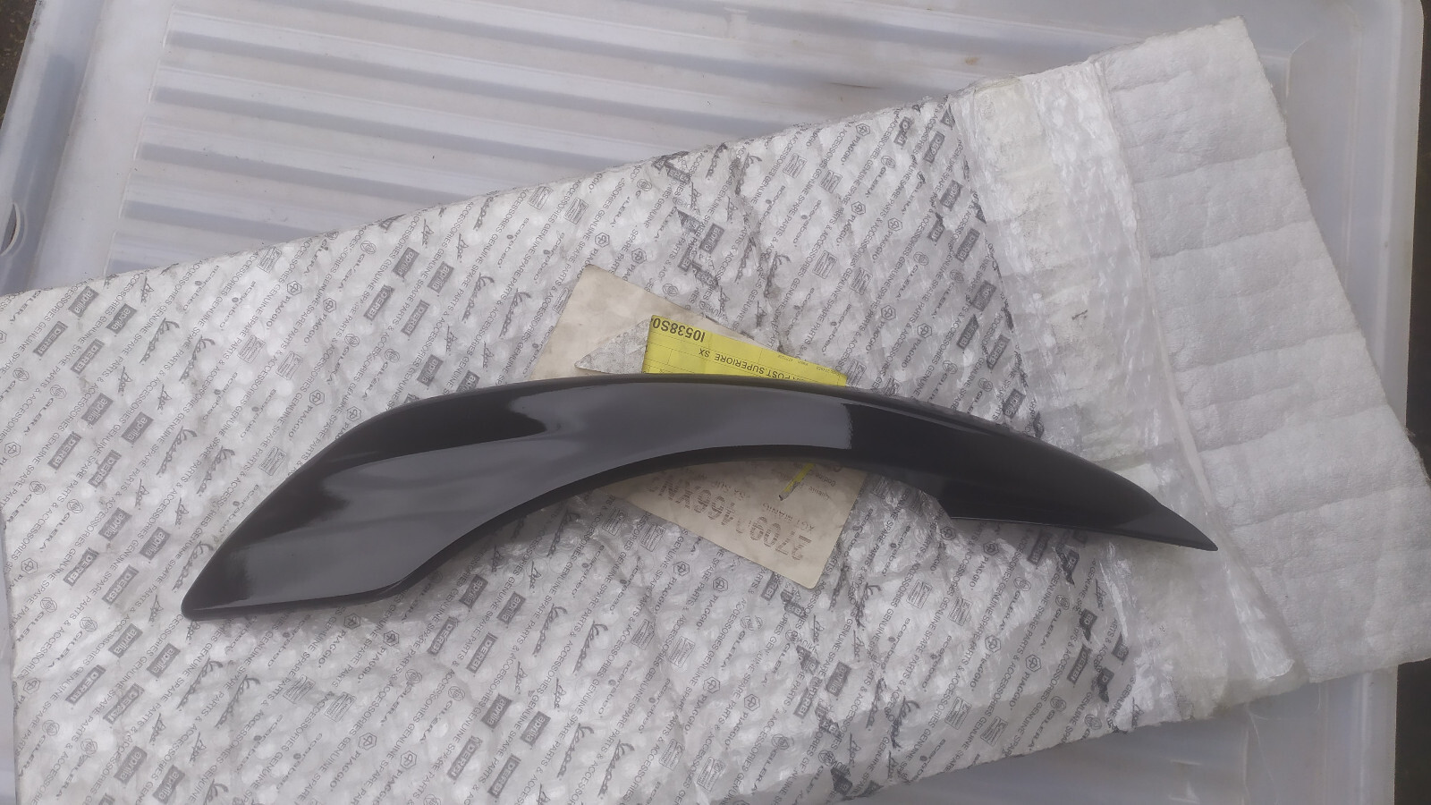 Dessus de poignée passager gauche Piaggio X10 pour réparer un carénage arrière rayé