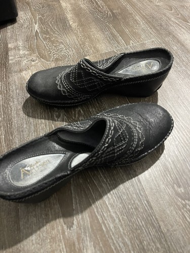 CLARKS ARTISAN WOMENS Black DISTRESSED STITCH WEDGE MULES CLOGS SIZE 8.5M S-173 - Picture 5 of 8