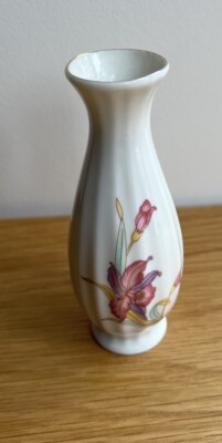 Feine Porzellan Vase mit weißen Knospen 4,5 in vergoldetem rosa Blumenmuster, Made in Taiwan