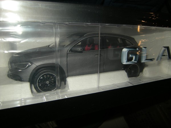 1:18 Z Models Mercedes-Benz Gla Designo Mountaingrau/Grey Magno In Ovp-image