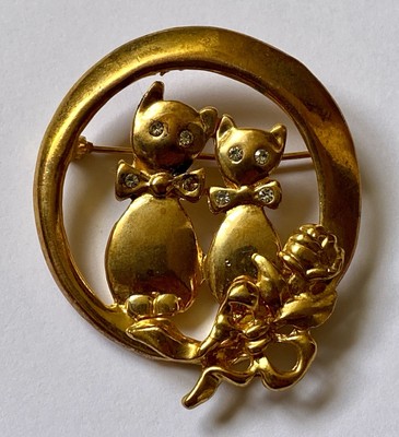 FAB VINTAGE RETRO GOLDFARBENE KATZENFREUNDE BROSCHE MIT STRASSAUGEN & SCHLEIFEN