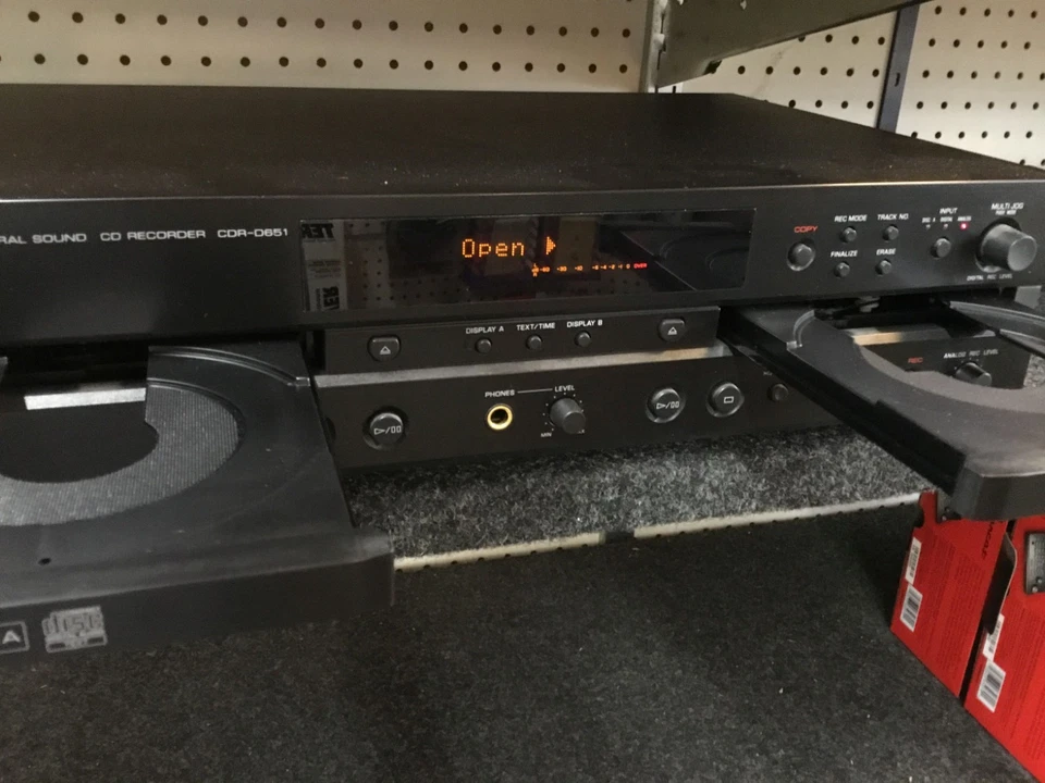 Yamaha CDR-D651 Dual CD Player Recorder Excellent Working Condition - Image 4 of 4