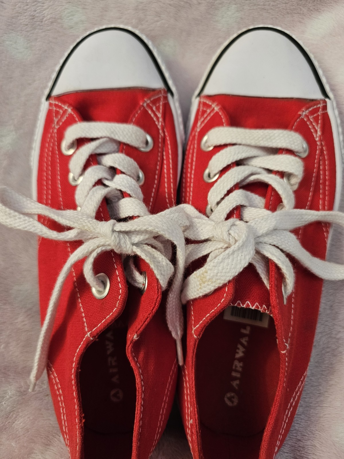 AIRWALK  NWT  SIZE  7   Red.  Low Rise Beautiful! Unisex