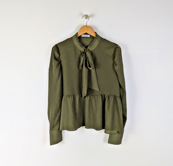 PILGRIM Womens Tie Neck Peplum Blouse Sz 10 Olive Green Long Sleeve Top Work
