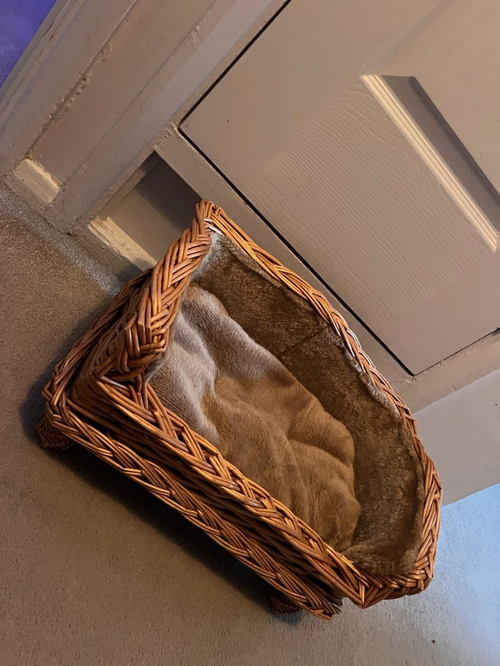Stunning true vintage 80s woven wicker pet bed Basket - Woven Small - Image 2 of 4