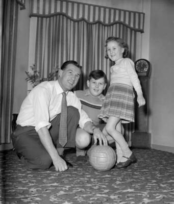 England Bolton Wanderers centre forward Nat Lofthouse discusse - 1959 Old Photo