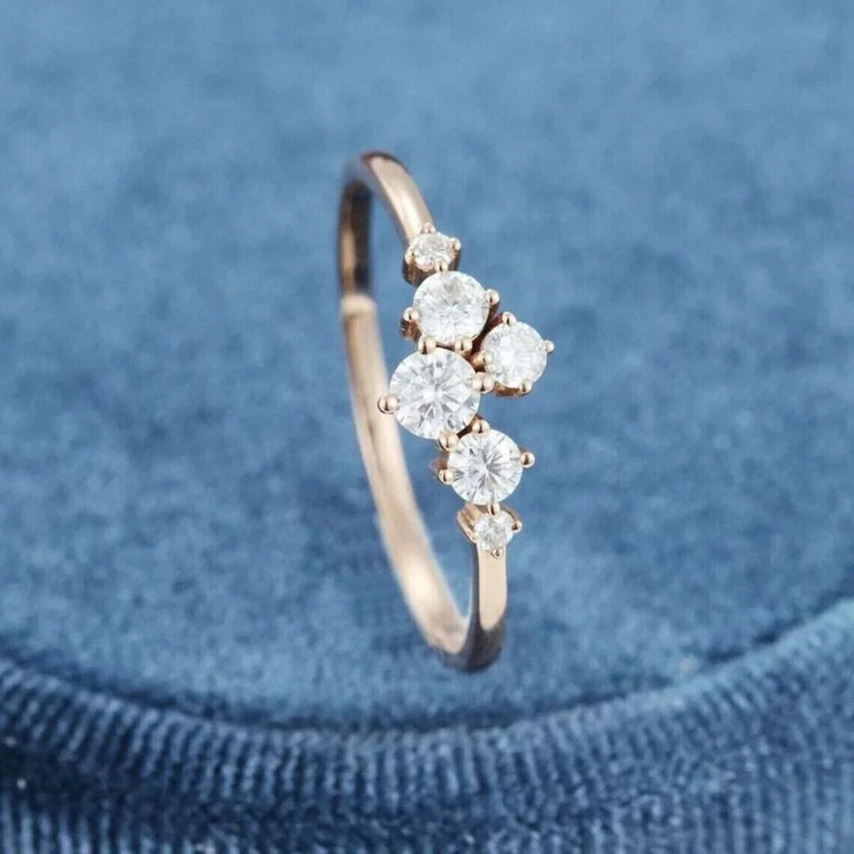 Anillo de compromiso enchapado en oro de 14 k con diamantes simulados de corte redondo de 2 quilates Foto 4 de 4