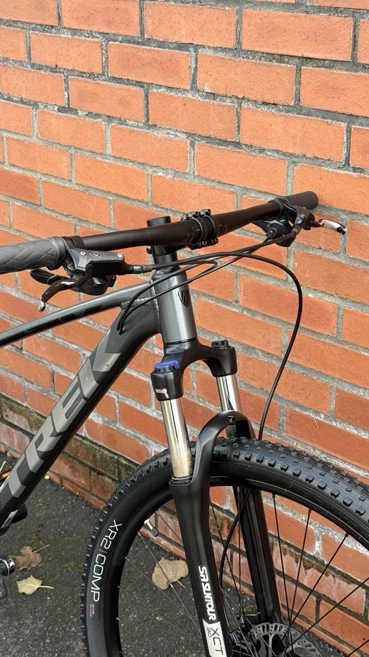 Trek Marlin 5 Mountain Bike - Medium Frame - Excellent Condition - Image 3 of 4