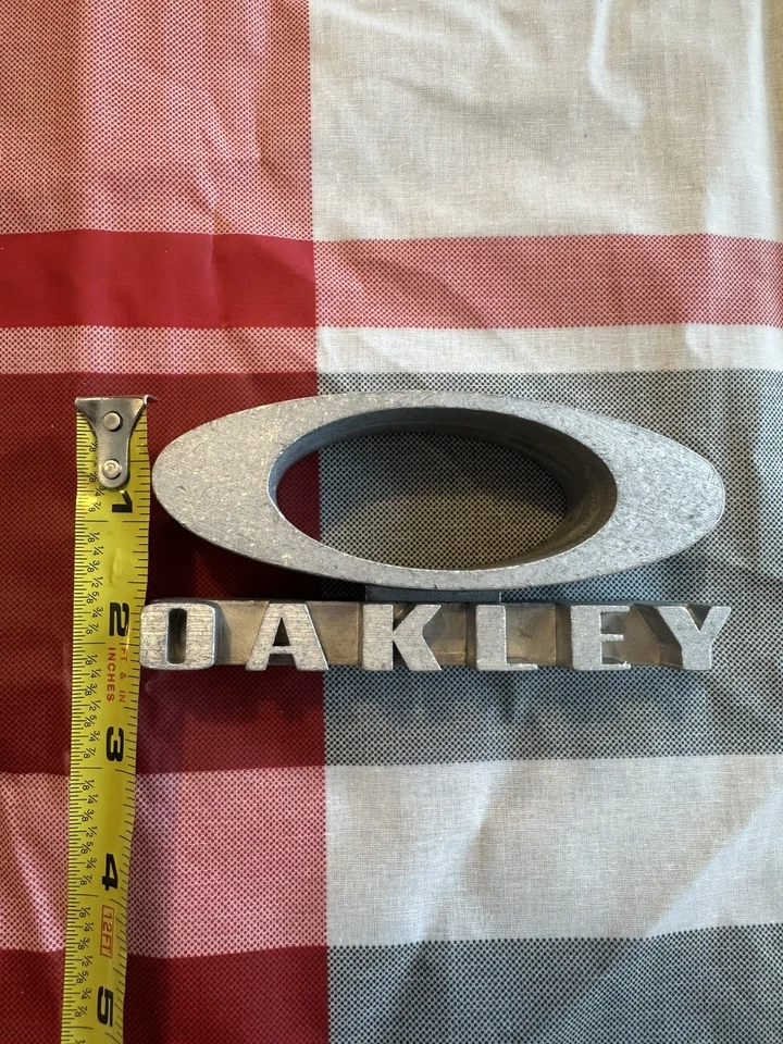 Bloque de exhibición Oakley auténtico con logotipo de metal 3D (20 disponibles) Foto 3 de 4