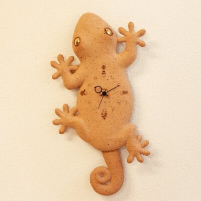 Japanische Lucky Gecko Wand Pendeluhr Terrakotta Keramik Seto Ware als Geschenk