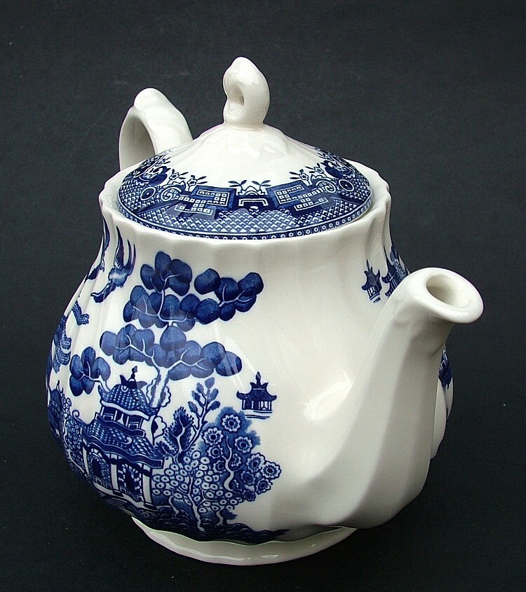 Royal Wessex Blue Willow 2Pt Teapot & Lid 17cmh Looks in Pristine