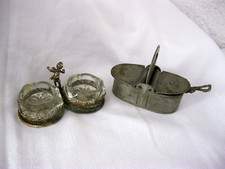 2x alte Salz / Pfeffer Menagerie, 1x Zinn, 1x Versilbert m. Glaseinsätzen Menage