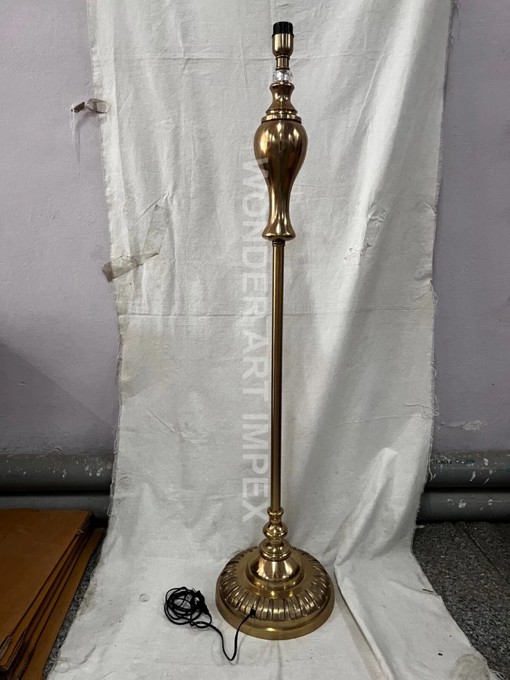Lámpara de pie hecha a mano de metal dorado de alta calidad con acabado EPL - Decoración de hogar y oficina Foto 2 de 4