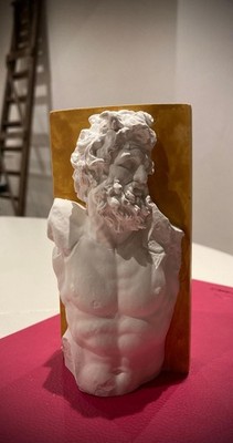 Griechische Skulptur Klytios Pergamon. Original Guss. Toskanischer gelber Hintergrund