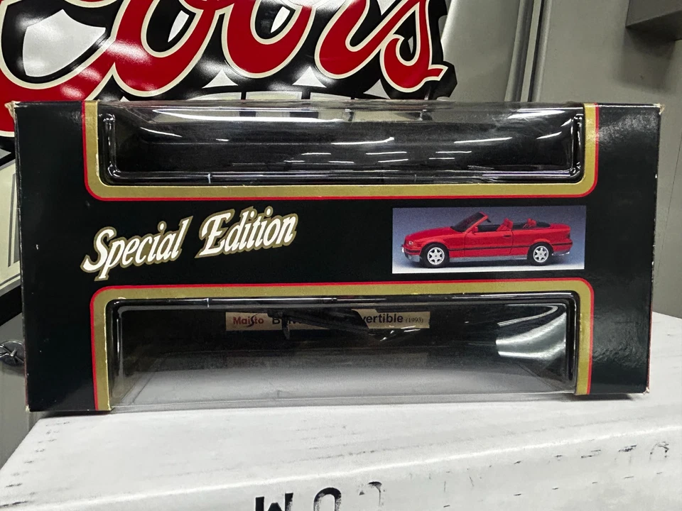 Maisto 1993 BMW 325i Convertible Special Edition 1:18 Scale Diecast Model Car - Image 4 of 4