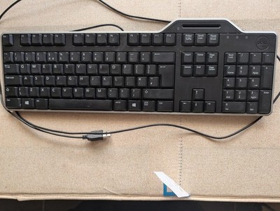 Dell KB1421 kabelgebundene USB QWERTZ Tastatur Standard schwarz, englisches Layout mit Füßen