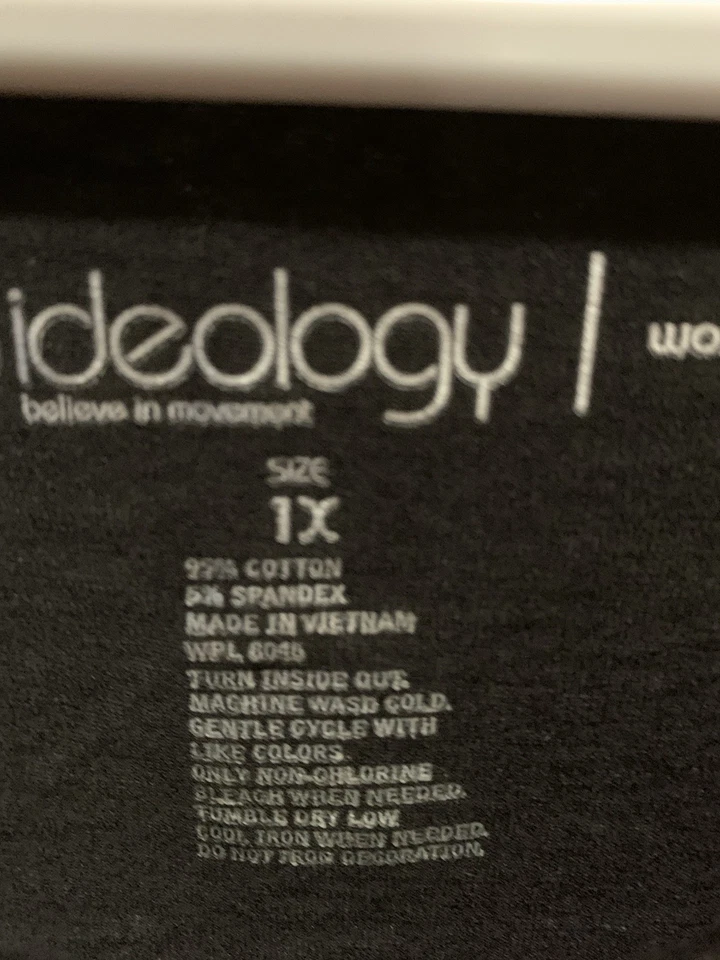 Camisa preta feminina IDEOLOGY GG com arco-íris de cores - Imagem 2 de 3