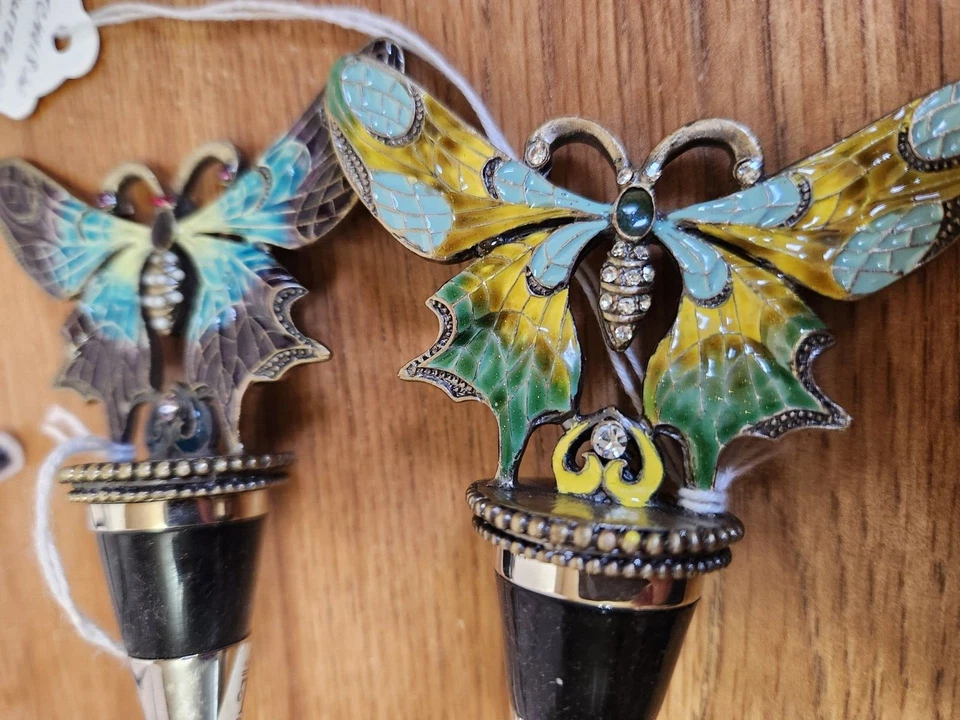 2 TAPONES PARA BOTELLAS ESMALTE BUTTERFLY TWOS CO. Foto 2 de 4