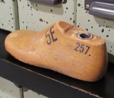 Old Vintage Cobblers Wooden CHILD'S SHOE LAST 5E 257. Left Canada Co Ltd June 58