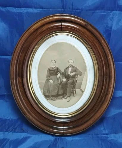 Antique 1800’s Victorian Oval Deep Frame With Antique Photo - Picture 1 of 10