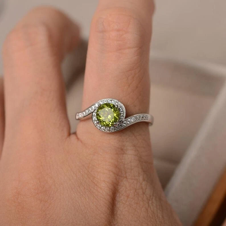 Anillo de compromiso de diamantes peridoto de corte redondo de 1,30 quilates de oro blanco de 14 quilates talla 7 Foto 4 de 4