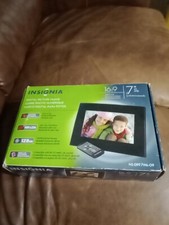 INSIGNIA Digital PICTURE Frame 16.9 Wide FORMAT 7" Screen NS-DPF0712G