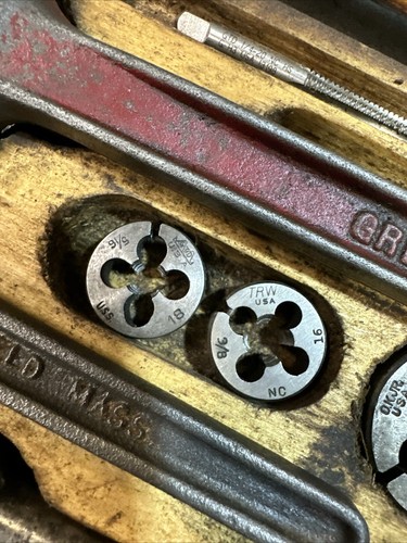 GTD OK Jr 1/4-3/4" NC Rubinetto Die Set Cassa in Legno Tonda Die Vite Piastra Greenfield USA - Foto 13 di 21