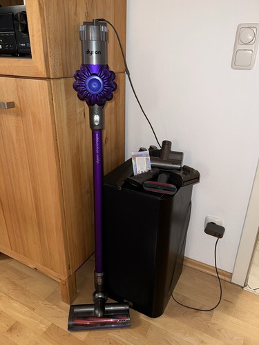 Dyson V6 Animalpro – neuer Akku + neue Bürste + viel Zubehör