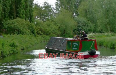FOTO EIN FUNKTIONIERENDES SCHMALBOOT IN DER NÄHE VON WOLVERHAMPTON ES SIND NOCH FUNKTIONIERENDE BOOTE DRAUF