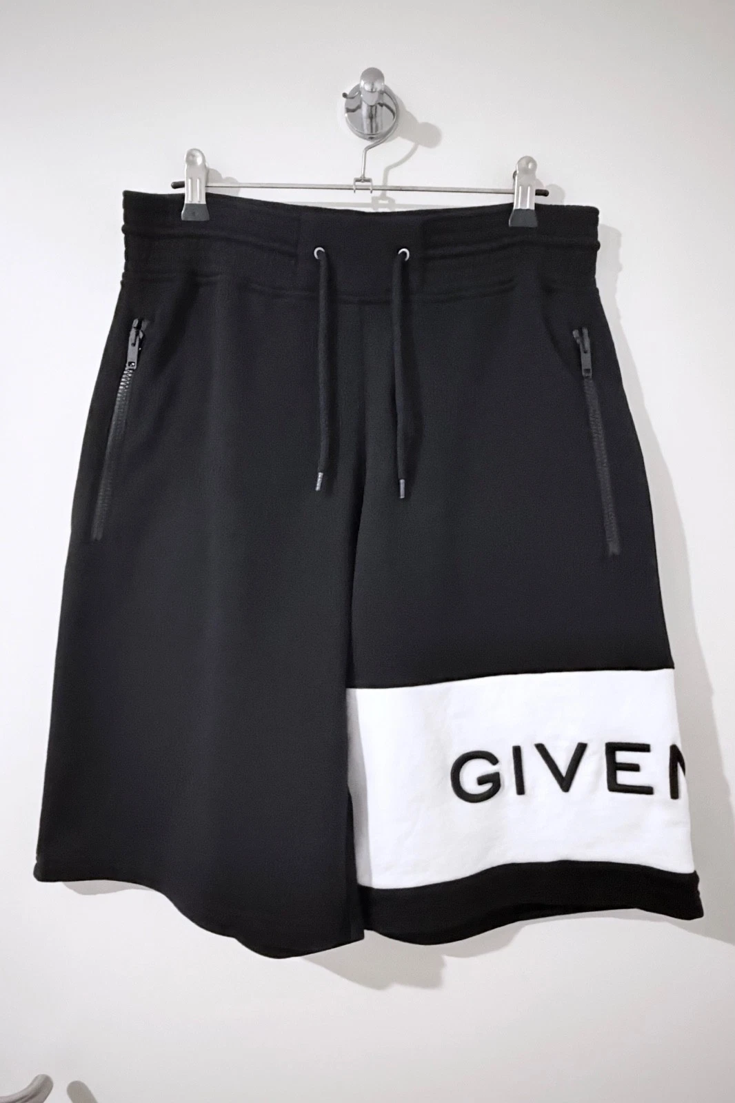 100% Authentic Givenchy Black & White Shorts Size: S (Like New)
Opens in a new window or tab