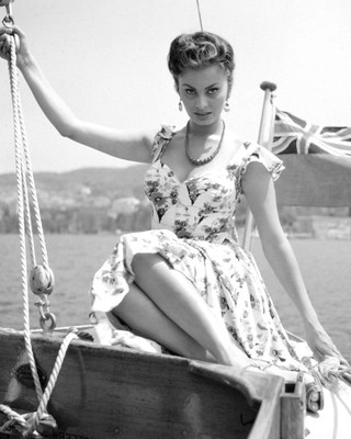 SOPHIA LOREN LEGENDARY ACTRESS AND SEX-SYMBOL - 8X10 PUBLICITY PHOTO (CC376)