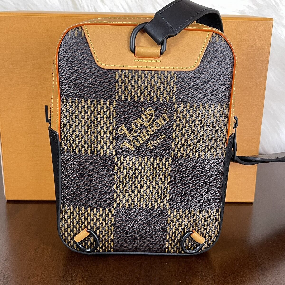 Louis Vuitton x Nigo e Sling Bag (Damier Ebene Giant Brown