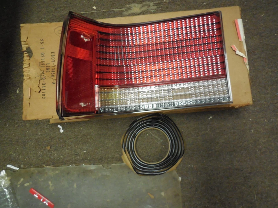 NOS 1988 1989 Lincoln Continental Tail Lamp Assembly RH E8OY-13450-A - Image 2 of 3