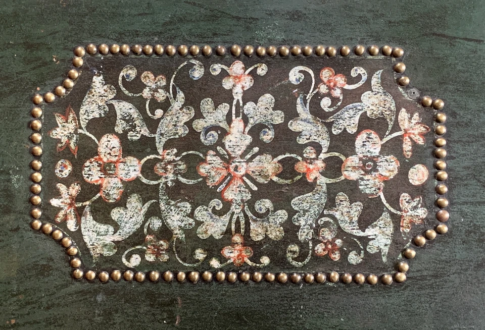 Antiguo cofre de comercio chino ~ mesa de centro ~ cuero, baúl de madera de alcanfor Foto 4 de 4