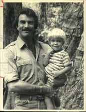 1984 Press Photo Tom Selleck, Wakefield Mist on "Magnum, P.I." - sap75102