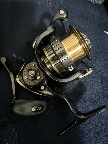 Daiwa Sandstorm – Custodia Protettiva Per Mulinello Da Pesca In Mare, Modello A Bobina Fissa - 2