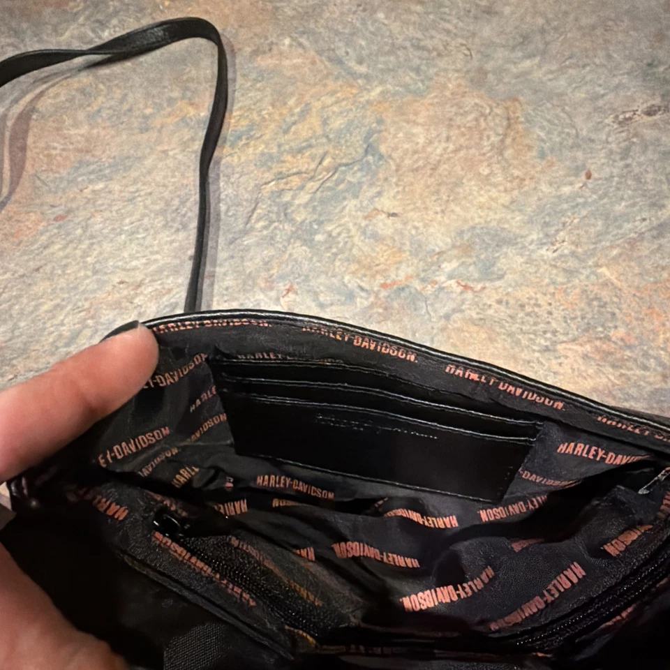 Bandolera Harley-Davidson Pequeña de Cuero Naranja Rayas Solapa Frontal Foto 4 de 4