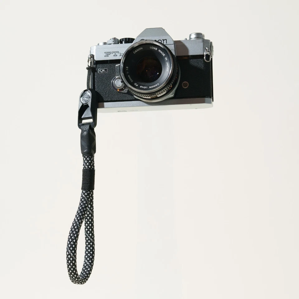 Correa de muñeca y cuello con cuerda para cámara anclajes de diseño de pico a cuadros en blanco y negro Foto 3 de 4