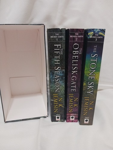 The Broken Earth Trilogy Box Set N.K. Jemisin TPB Fantasy Book Lot Slipcase VG+ - Picture 13 of 15