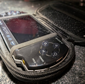 Sony PSP-2001 Slim Black Console w/Case, AC Power, 2GB Memory Stick Duo, TESTED