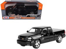 Motormax 79394BK 1/25 2006 Chevrolet Silverado SS Pickup Truck Black