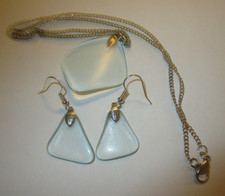 Ręcznie robione szklane kolczyki wiszące i dopasowane przezroczyste wodne szkło bębenkowe