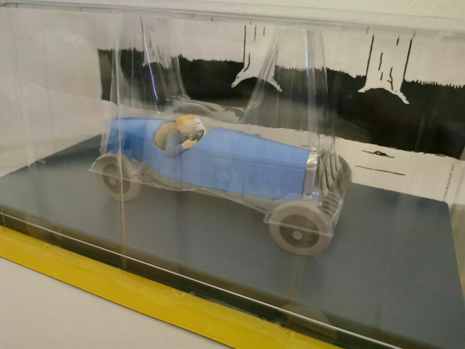 L'Amilcar de Tintin au pays des Soviets 1/24 éme avec livret inclus voiture de collection