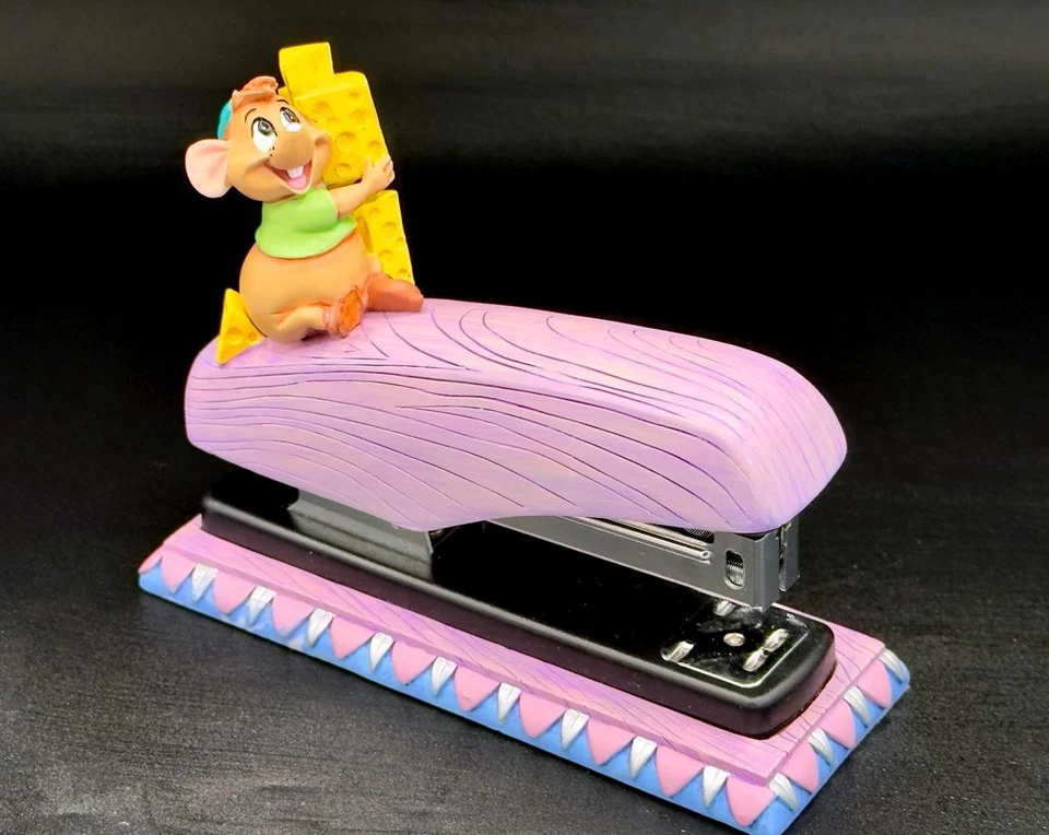 Grapadora de queso Disney Cenicienta Gus Gus | Estatuilla de escritorio de ratón decoración de oficina Foto 4 de 4