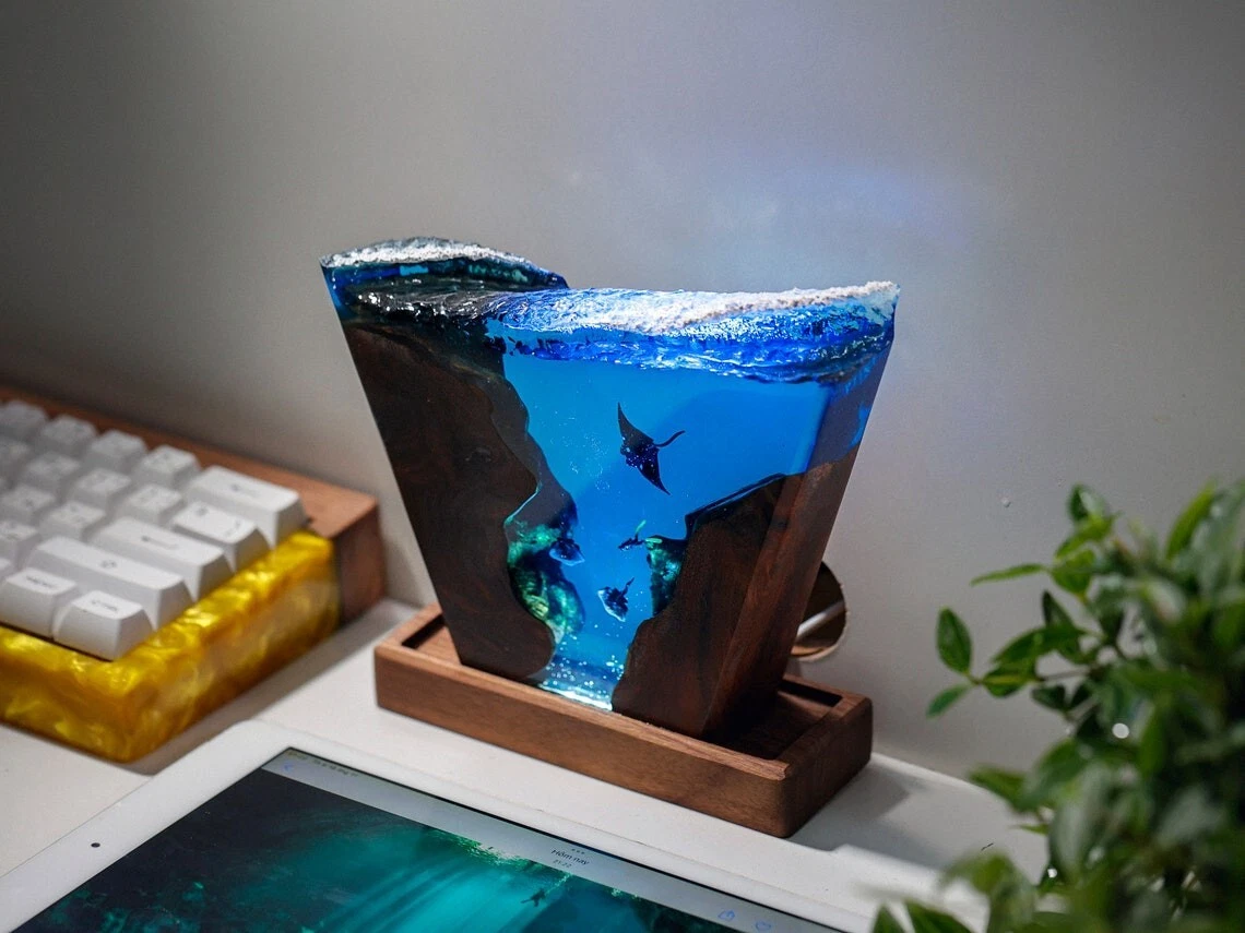Epoxy outlet resin lamp