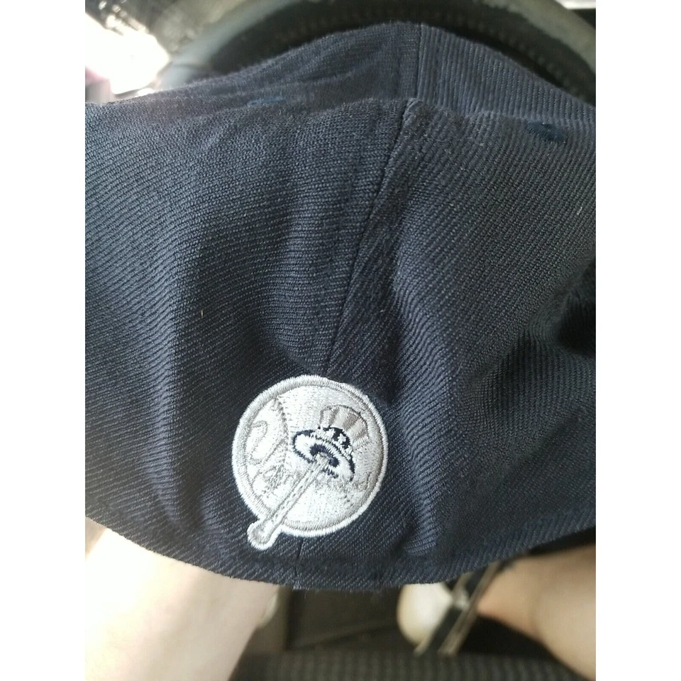 Elementos bordados New Era 59Fifty New York Yankees ajustados 7 3/8 Big E usados - Imagem 4 de 4