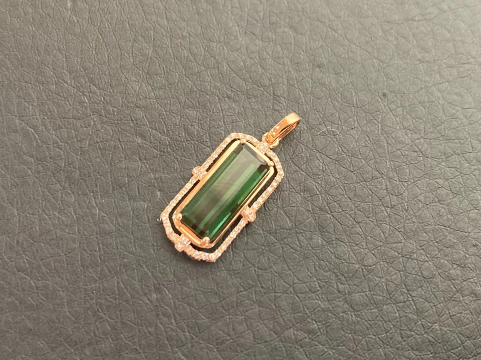 Colgante de diamantes de turmalina verde de oro rosa de 18 quilates Foto 2 de 4