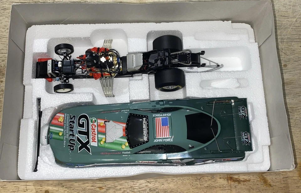 Coche divertido Action 1/24 John Force 2005 Castrol GTX Startup próxima generación 109608 Foto 2 de 4