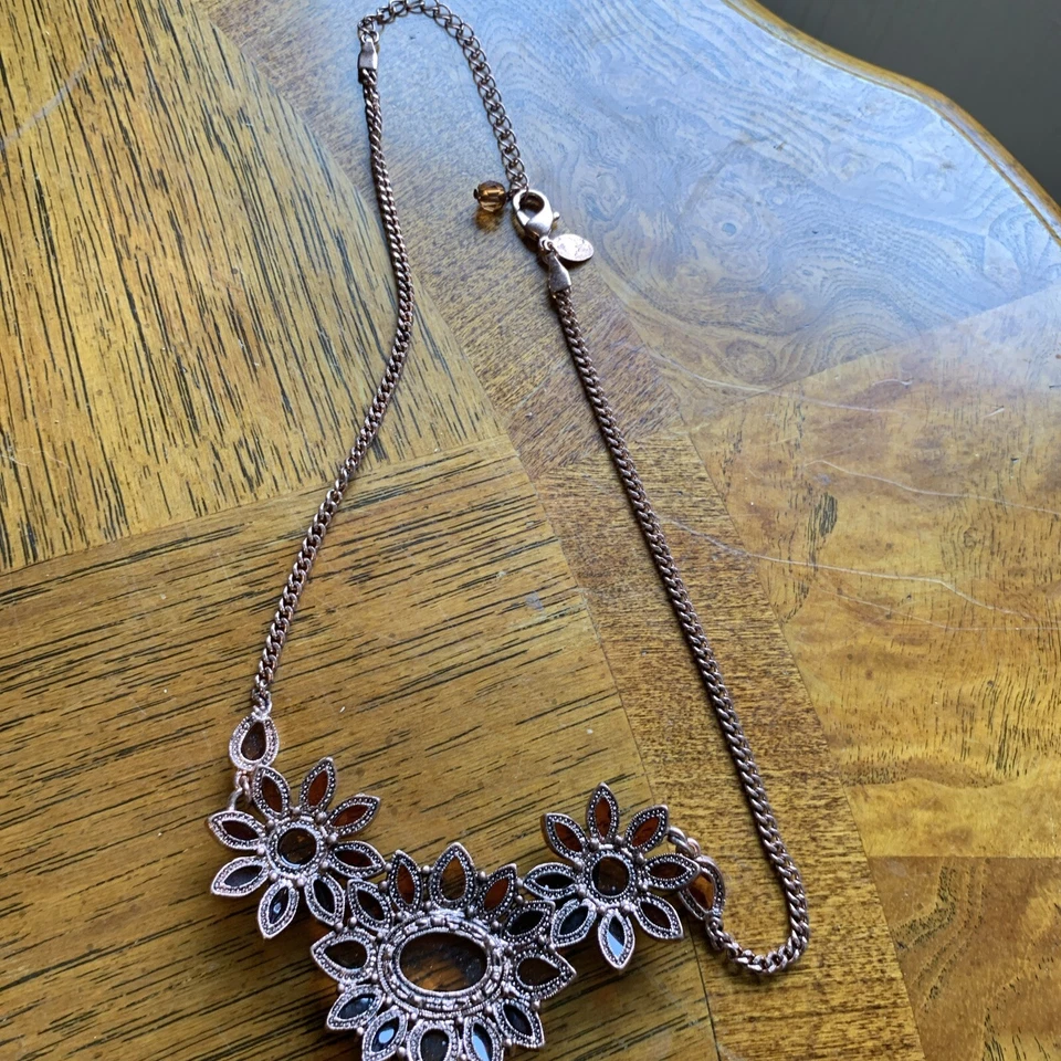 Collar llamativo de cristal marrón en forma de flor tono cobre 2028 Foto 4 de 4